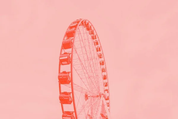 Roue ferris rose corail foncé sur fond de couleur corail clair — Photo