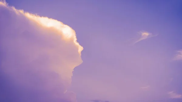 Gyönyörű felhő alakú nő hosszú haja. Esti égen. 16:9 panoráma formátum. Lemezterület másolása — Stock Fotó