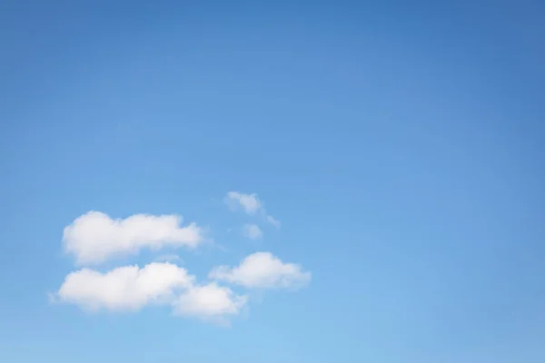 Vackra vita fluffiga moln på en klar blå himmel bakgrund. Kopiera utrymme — Stockfoto