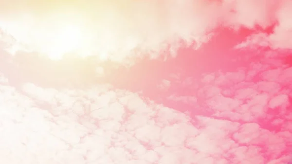 Сонячно-рожевий фон неба. Прекрасне небо з круглими хмарами. 16: 9 панорамний формат. Тонована фотографія — стокове фото