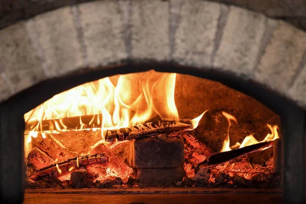 Traditionele typisch Italiaanse oven voor pizza en brood. Oven met lichte brand — Stockfoto