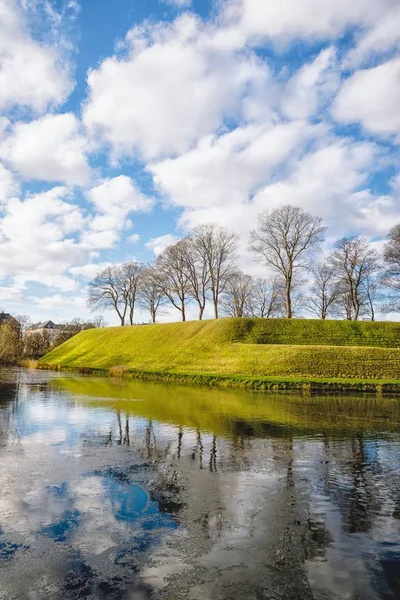 Schilderachtige landschap. Park en meer in de buurt van het Kastellet Fort. Kopenhagen, Denemarken — Stockfoto