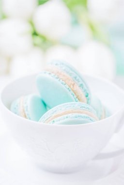 Nane veya tiffany renkli makarna veya beyaz fincan vanilya krema ile makarna tatlı. Kopyalama alanı