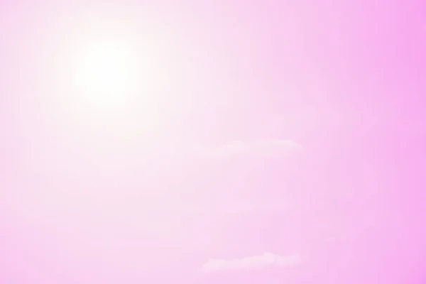 Små moln på en ljus lutning rosa himmel bakgrund. Kopiera utrymme — Stockfoto