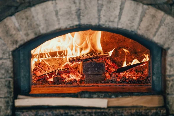 Traditionele typisch Italiaanse oven voor pizza en brood. Oven met lichte brand — Stockfoto