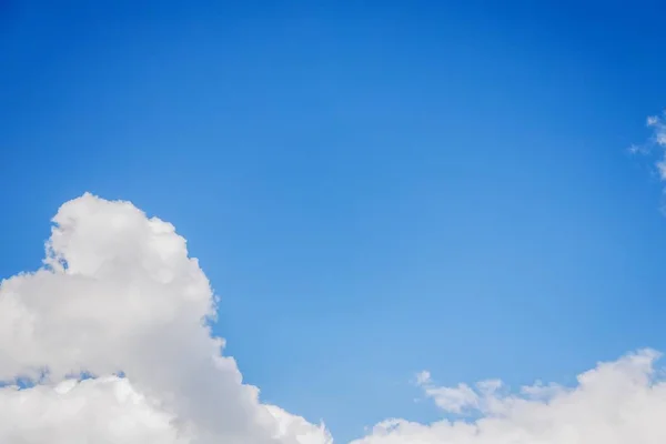 青空の背景に美しい白いふわふわの雲、コピースペース — ストック写真
