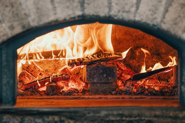 Traditionele typische Italiaanse oven voor pizza. Oven met lichte brand — Stockfoto