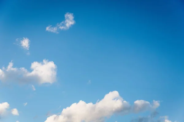Beautiful small white fluffy clouds on a blue sky background. Copy space — Stock Photo, Image