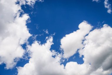 Mavi gökyüzü arka plan üzerinde güzel beyaz kabarık bulutlar, kopya alanı