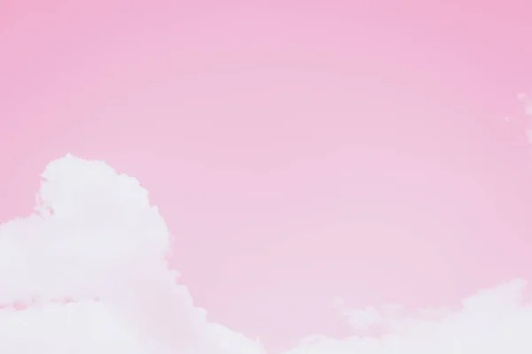 Небольшие облака на ясном розовом фоне неба. Копирование пространства — стоковое фото