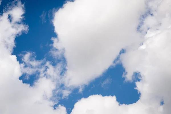 Vacker himmel bakgrund. Vita fluffiga moln på en djupblå himmel bakgrund. Scenic Sky — Stockfoto