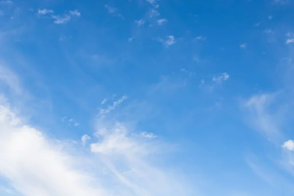 Светло-голубое небо с круглыми облаками. Красивый фон неба — стоковое фото