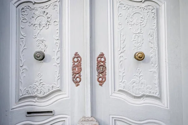 Vieille porte fermée en bois blanc vintage avec un motif — Photo