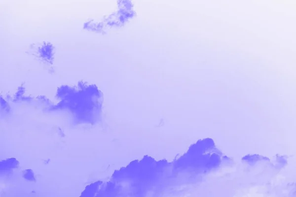 하늘 배경에 아름다운 작은 솜털 구름. 공간을 복사합니다. 보라색 바이올렛 톤 — 스톡 사진