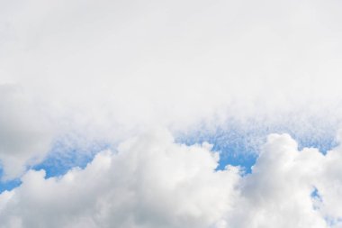 Beyaz gökyüzü arka planı. Güzel kabarık yumuşak beyaz bulutlar