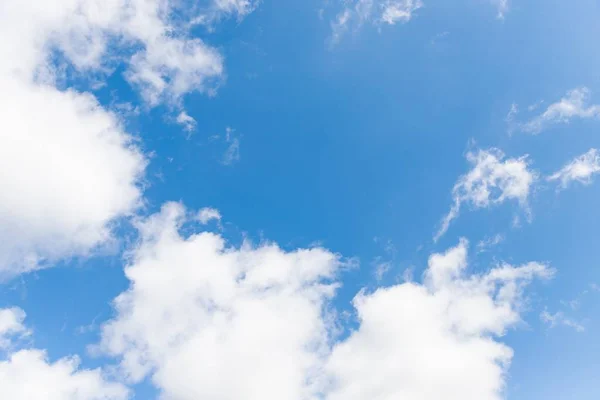 Fondo cielo azul. Hermoso cielo con nubes blancas. Copiar espacio — Foto de Stock