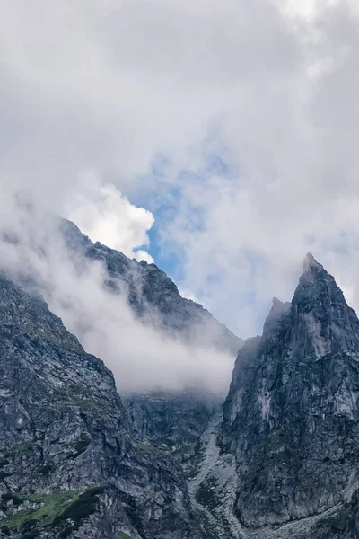 Βουνοκορφές. Όρη Τάτρα και λευκά σύννεφα. Πολωνία. — Φωτογραφία Αρχείου