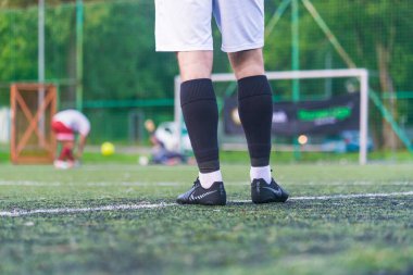 Krakow, Polonya. 14 Ağustos 2019. Futbol sahasında siyah çoraplı futbol veya futbolcu