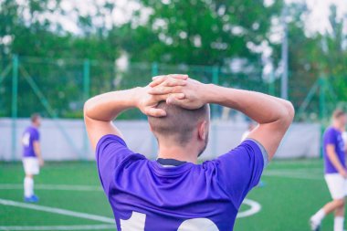 Genç futbolcu başını elleriyle tuttu