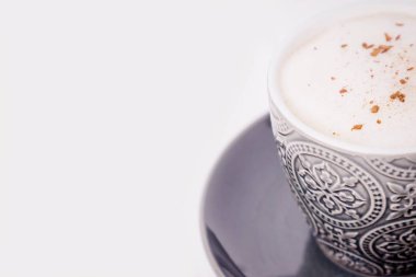 Beyaz bir arka plan üzerinde tarçın ile kahve kapuçino Gri fincan, kopya alanı