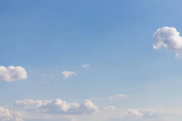 Маленькие облака на светло-голубом фоне неба, мягкий цвет — стоковое фото