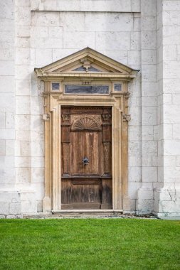 Eski ahşap kapı, detaylar. Polonya 'nın Krakow şehrinde Kutsal Bakire Meryem' in Varsayımı Kilisesi