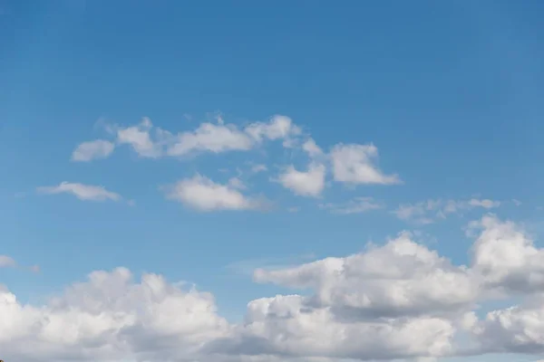 青い空を背景。白い雲の美しい空。コピー スペース — ストック写真