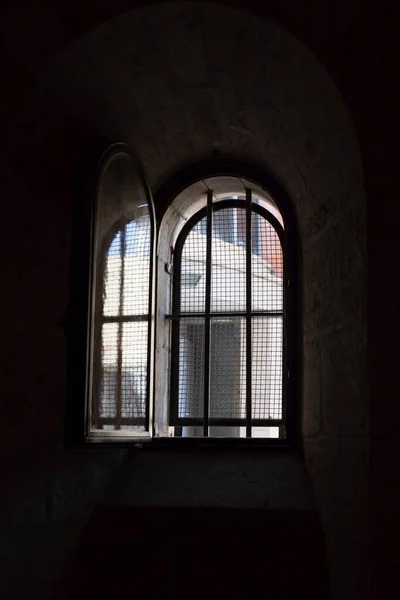 Окно в старой церкви. Церковь Святого Иосифа, Назарет, Израиль. Подробности — стоковое фото