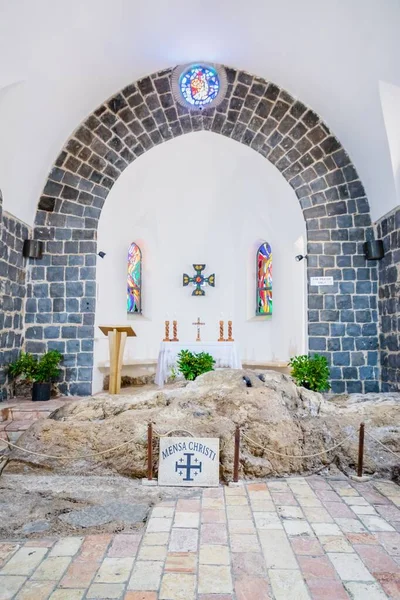 18 сентября 2019 года, Табга, Израиль. Менса-Кристи в храме Первопрестольного Святого Петра — стоковое фото