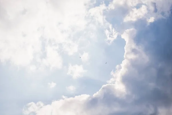 灰色の白い雲と太陽の光線で美しい光の空 — ストック写真