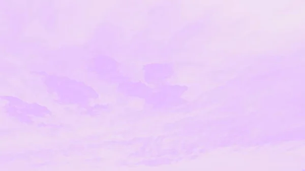Пастельный нежный бледно-фиолетово-розовый размытый фон, нежное мягкое небо. 16: 9 панорамный формат — стоковое фото