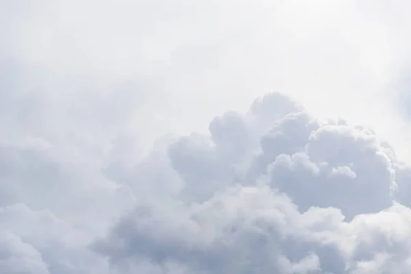 淡い空には灰色と白のふわふわの雲。美しい空 — ストック写真