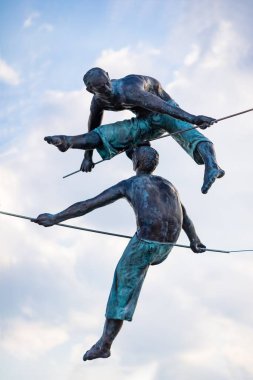 Krakow, Polonya 17.05.2020. Peder Bernatek Köprüsü. Havada dengede duran akrobatik figürlerin heykeli