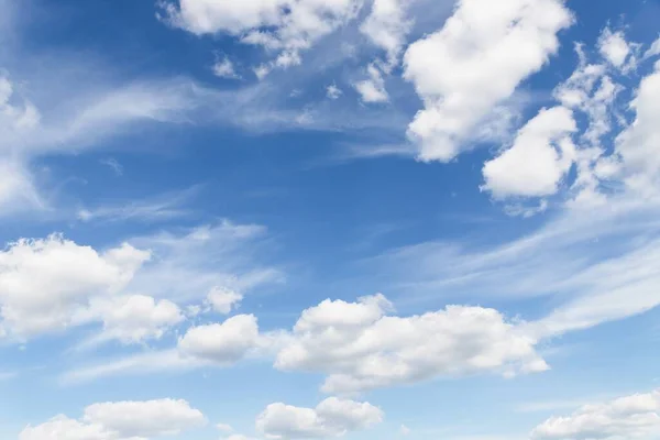 Chmury na niebieskim niebie. Środowisko, atmosfera — Zdjęcie stockowe