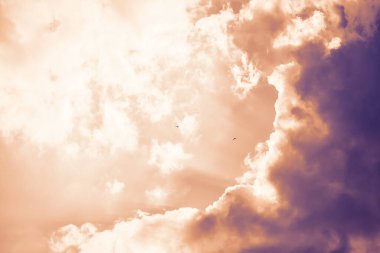 Güneş ışığı, bulutların arasından güneş ışığı. Turuncu gökyüzü arkaplanı