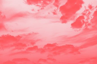 Soyut gökyüzü arkaplanı, bulutlu kırmızı mercan gökyüzü. Boşluğu kopyala