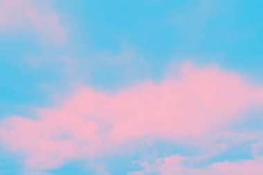 Güzel gökyüzü, sirokümülüs bulutları, pembe mavi suluboya tonlu