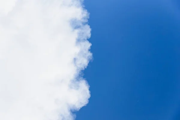 大きな白い雲と空の背景 青い空の半分 白い雲 スペースのコピー — ストック写真