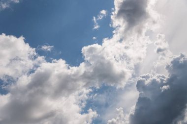 Mavi gökyüzünde beyaz ve gri kabarık bulutlar, güzel gökyüzü arkaplanı