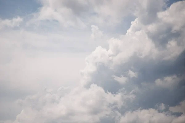 Grå Och Vita Fluffiga Moln Blek Himmel — Stockfoto