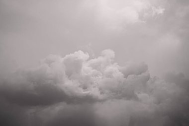 Soluk gökyüzünde gri tüylü bulutlar. Gökyüzü arkaplanı