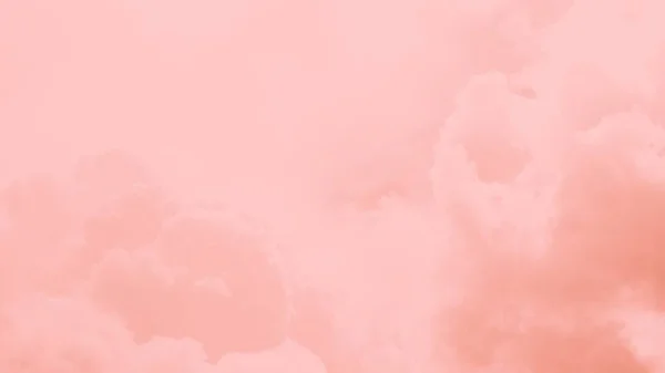 Nubes suaves de coral rosado en el cielo. Hermoso cielo 16: 9 fondo formato panorámico — Foto de Stock