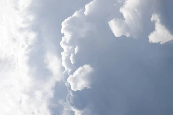 Grå fluffiga moln i den bleka himlen. Vacker himmel — Stockfoto