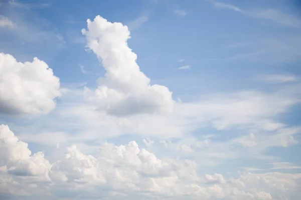 Пушистые Белые Облака Плывут Светло Голубому Небу — стоковое фото