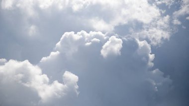 Gri ve beyaz kabarık bulutlar. Dokuzda 16 panoramik formatta. Dramatik güzel gökyüzü arkaplanı
