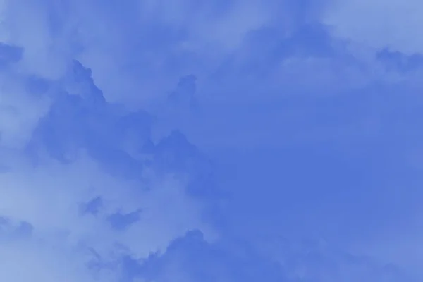 青いトーンの空 淡い空のふわふわの雲 — ストック写真