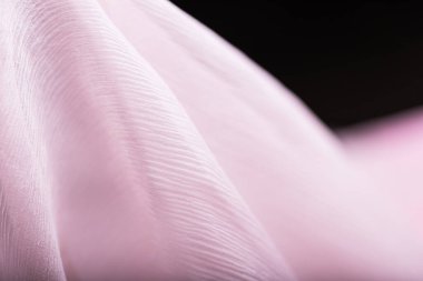 Siyah arkaplanda yumuşak kıvrımlı pembe ipekten kopyalama alanı