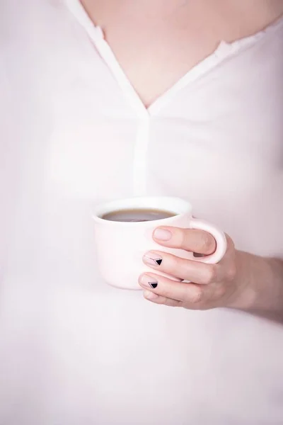 Manos Femeninas Sosteniendo Taza Rosa Negro Sobre Fondo Rosa Manicura — Foto de Stock