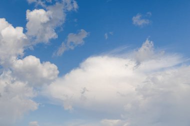 Güzel beyaz bulutlu açık mavi gökyüzü