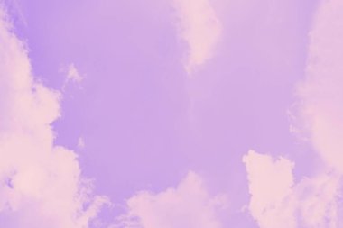 Yumuşak bulutlu mor gökyüzü arkaplanı, boşluğu kopyala
